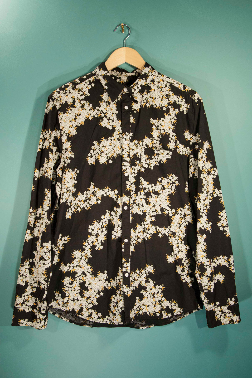 Chemise vintage noire à fleurs blanche