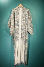 Charger l&#39;image dans la galerie, Kimono blanc &amp; motifs bleus
